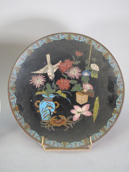 CHINA
Enameled porcelain dish decorated in...