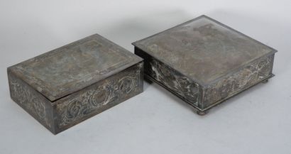 Réunion de 2 boîtes en métal argenté, l'une...