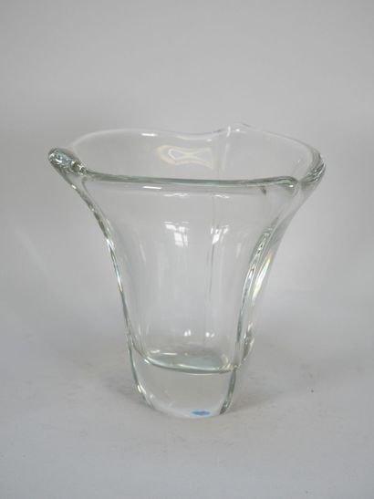 DAUM FRANCE
Molded crystal vase, the neck...