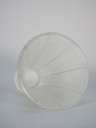 LALIQUE France
Vase in pressed molded white...