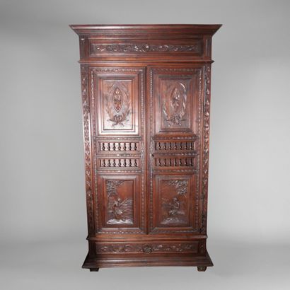 Armoire bretonne en bois naturel mouluré...