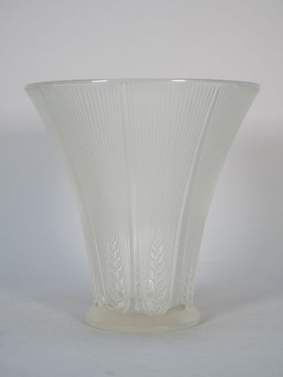 LALIQUE France
Vase in pressed molded white...