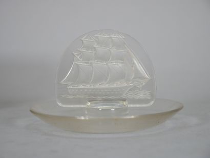 LALIQUE FRANCE
Circular crystal baguier with...