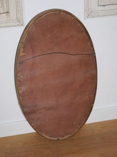 Miroir de forme ovale, l'encadrement en bois...