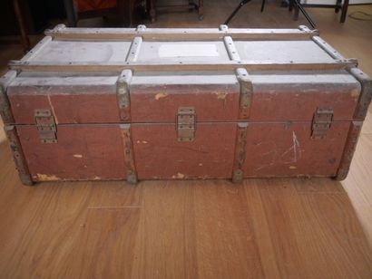 Malle de voyage en bois partiellement gainée...