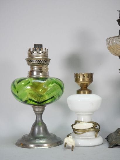 Réunion de 6 lampes à pétrole. Diversité...