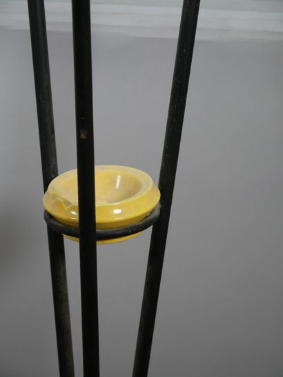 Lampadaire tripode en métal laqué noir à...