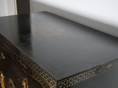 CHINE
Cabinet en bois laqué noir et doré...