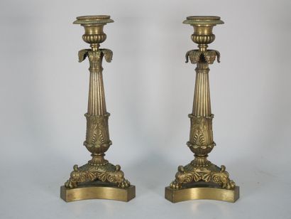 Paire de flambeaux en bronze verni or, le...