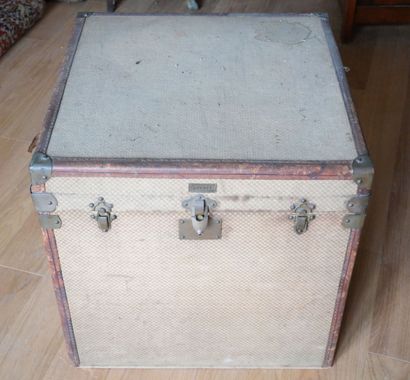 J.PENET, 52 rue Lafayette, Paris
Malle de...