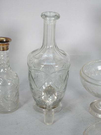 Reunion of 4 glass pieces, decorated with...