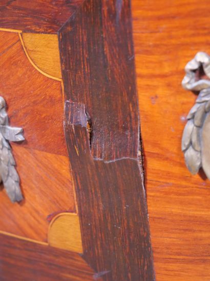 Commode de forme galbée en placage de bois...
