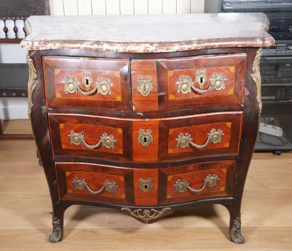 Commode de forme galbée en placage de bois...