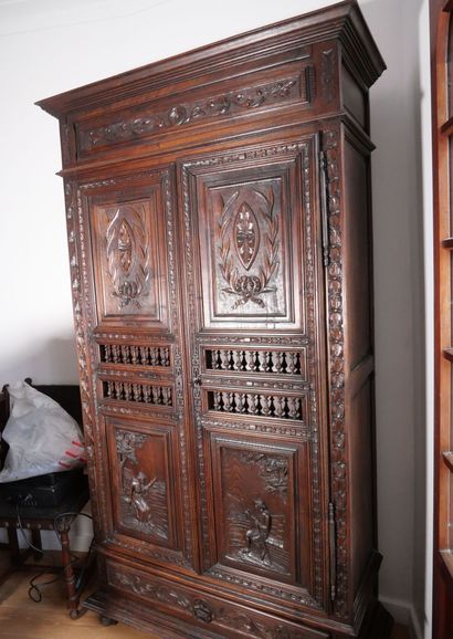 Armoire bretonne en bois naturel mouluré...