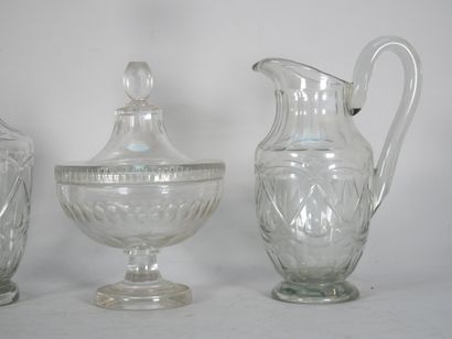 Reunion of 4 glass pieces, decorated with...