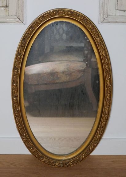Miroir de forme ovale, l'encadrement en bois...