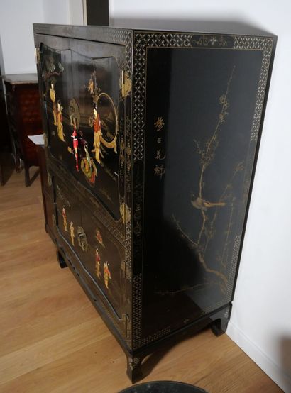 CHINE
Cabinet en bois laqué noir et doré...