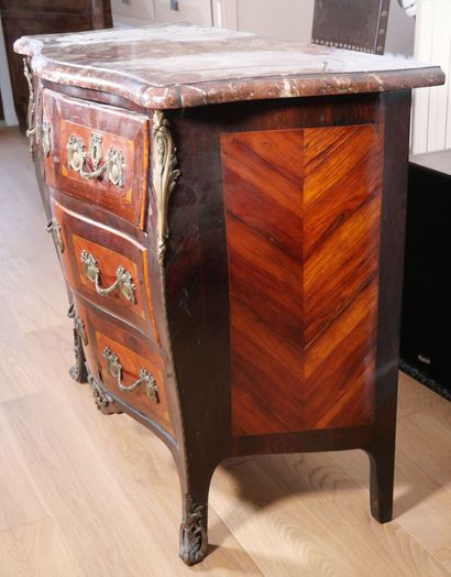 Commode de forme galbée en placage de bois...