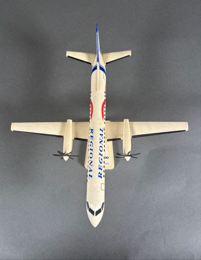 Trois maquettes en plastique assemblées dont...