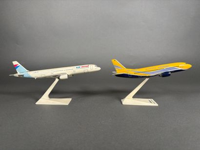 Deux maquettes d'avions en plastique assemblées...