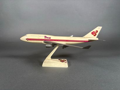 Trois maquettes en plastique assemblées dont...