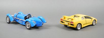 BURAGO
Réunion de deux voitures 1/18 : 
-...