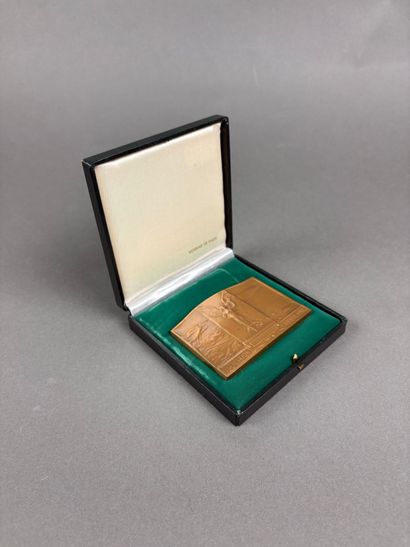 Médaille en bronze forme de stèle intitulée...