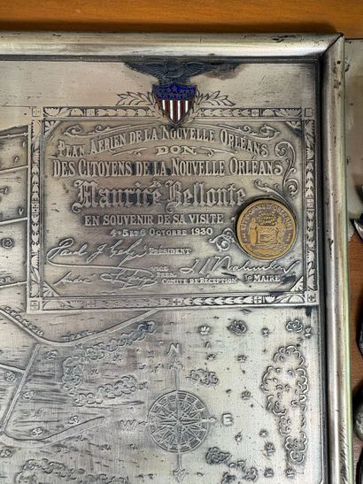 Plaque commémorative en métal argenté représentant...