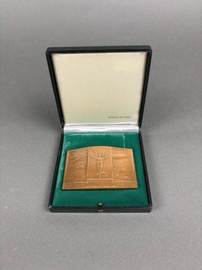 Médaille en bronze forme de stèle intitulée...