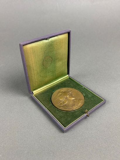 Médaille en bronze patinée représentant la...