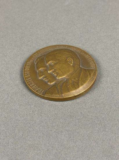 Médaille en bronze patiné aux profils de...