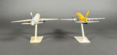 Deux maquettes d'avions en plastique assemblées...