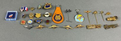 Réunion de pin's, épinglettes, pinces, broches,...