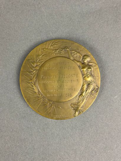 Médaille en bronze patinée représentant la...