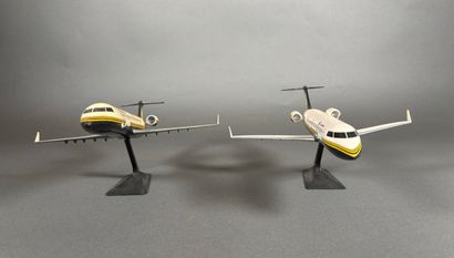 Deux maquettes Canadair Regional JET en plastique...