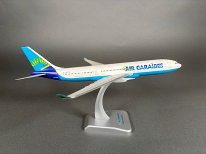 Trois maquettes en plastique assemblées dont...