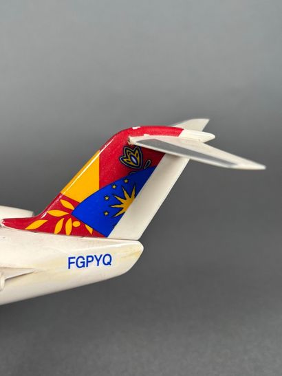Deux maquettes en plastique 328JET et Bombardier...