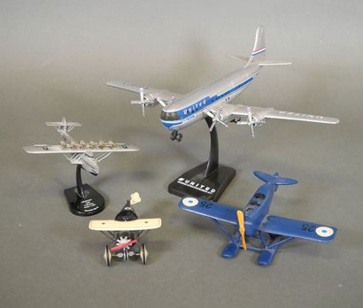 Quatre avions miniatures : Dornier Do-X en...