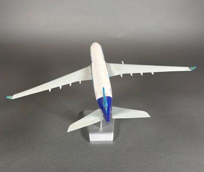 Trois maquettes en plastique assemblées dont...
