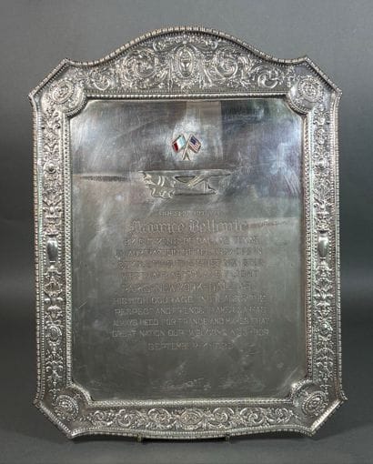 Plaque commémorative en métal argenté partiellement...