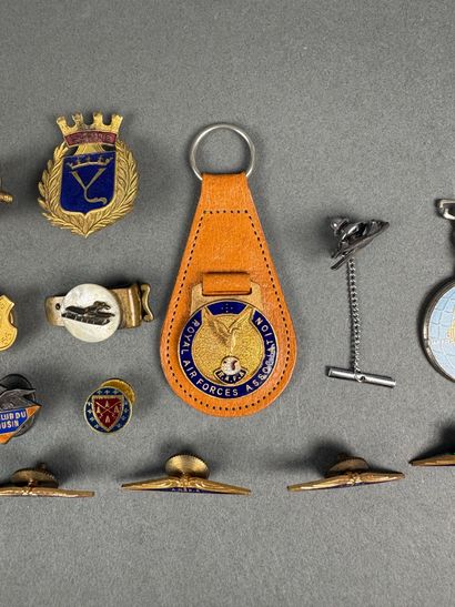 Réunion de pin's, épinglettes, pinces, broches,...