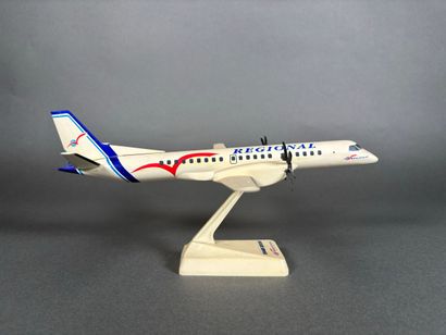 Trois maquettes en plastique assemblées dont...