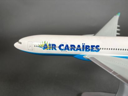 Trois maquettes en plastique assemblées dont...