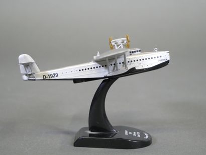 Quatre avions miniatures : Dornier Do-X en...