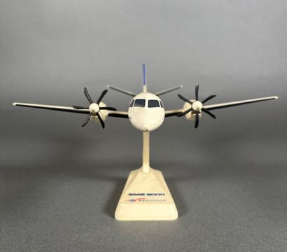 Trois maquettes en plastique assemblées dont...