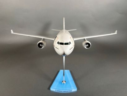 Maquette Airbus en résine aux couleurs Airbus...