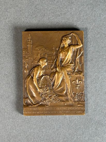 Médaille rectangulaire en bronze patiné,...