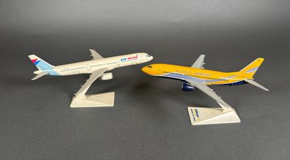 Deux maquettes d'avions en plastique assemblées...