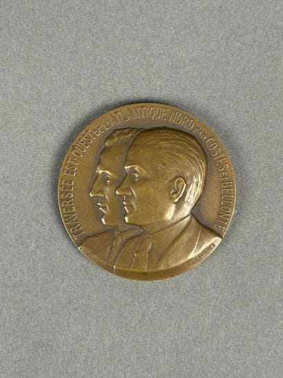 Médaille en bronze patiné aux profils de...