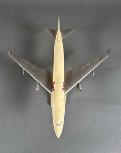 Trois maquettes en plastique assemblées dont...